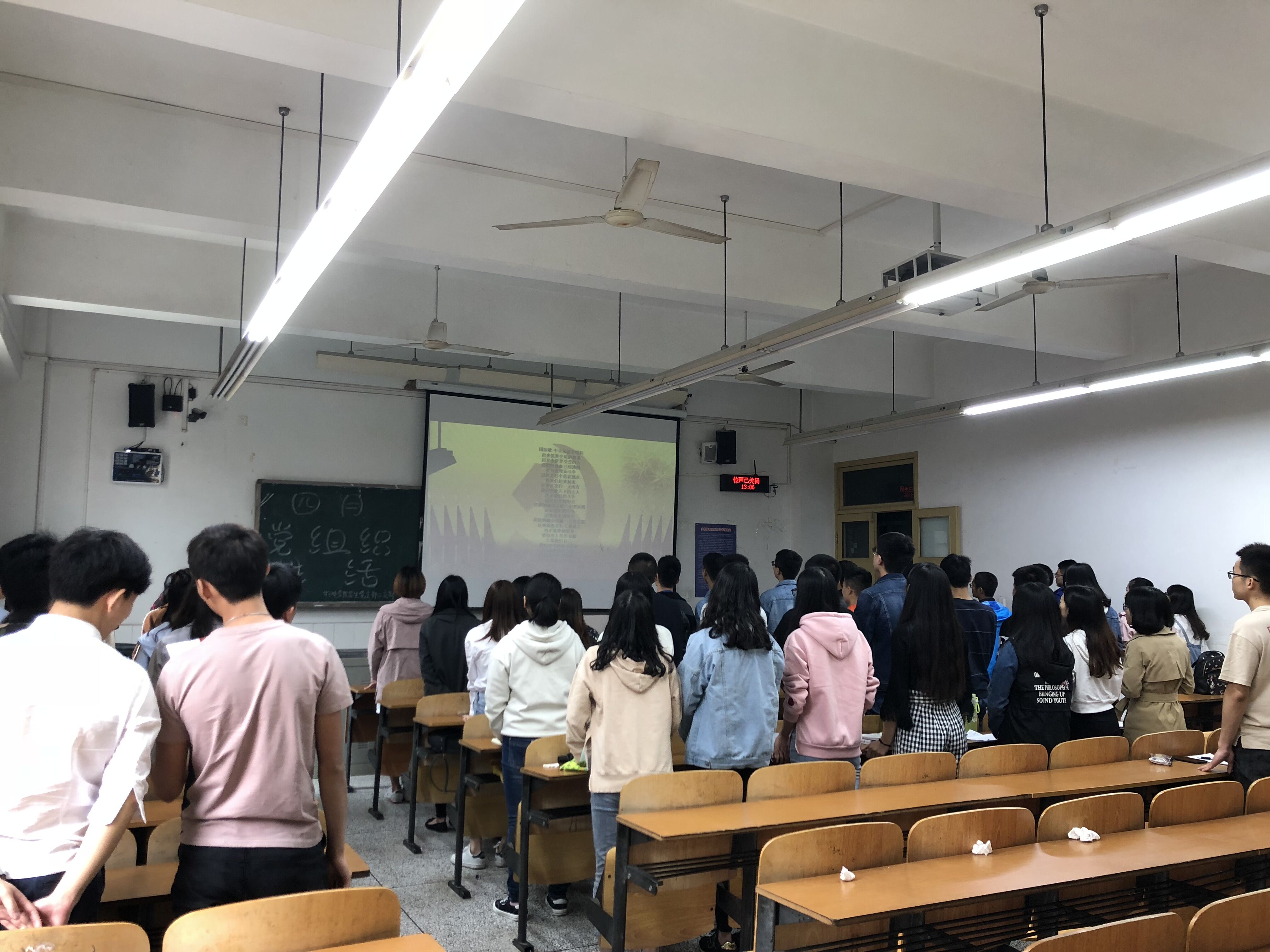 齐唱国际歌.jpg 齐唱国际歌.jpg