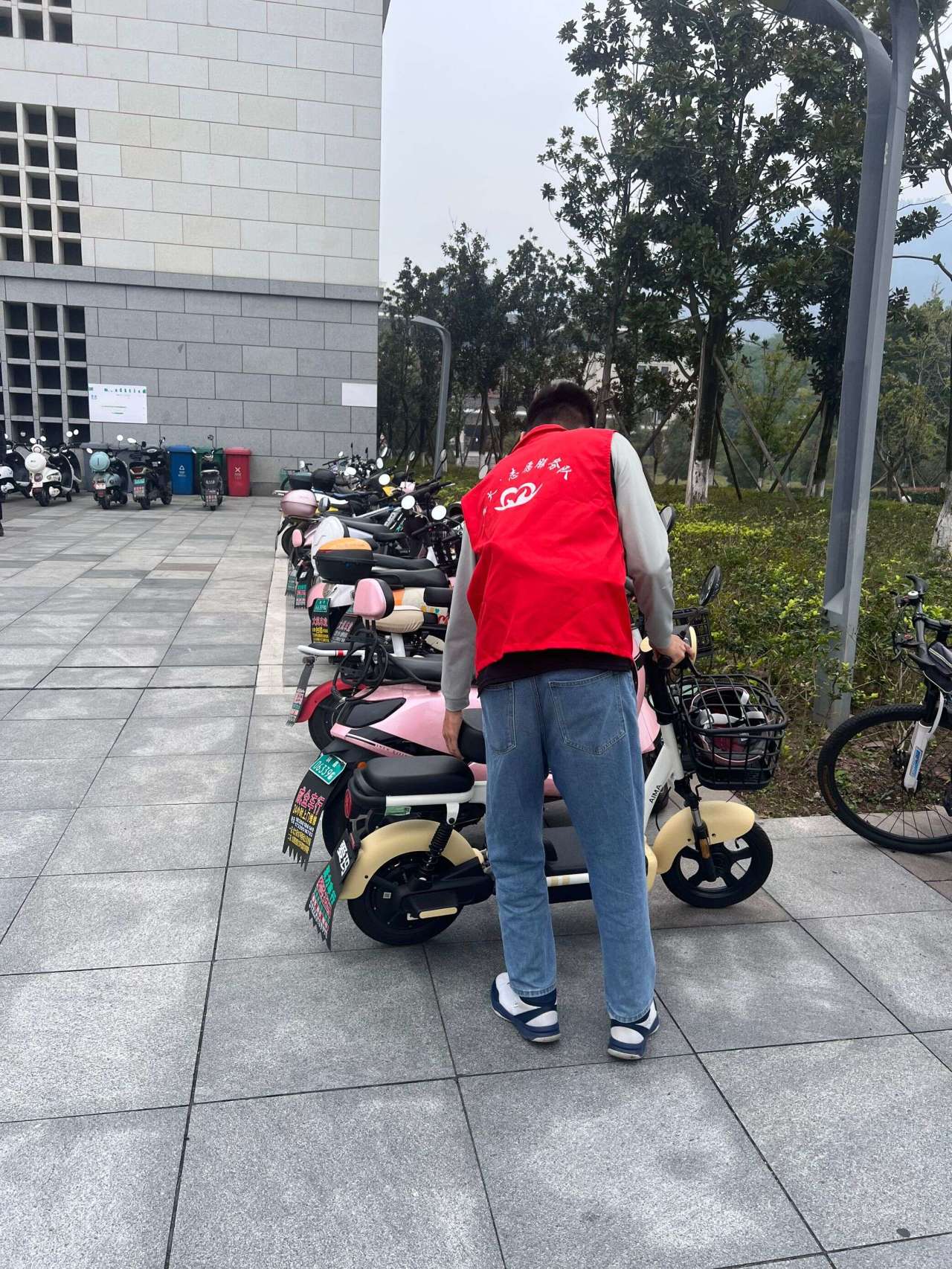 实践活动整治乱停电瓶车.jpg